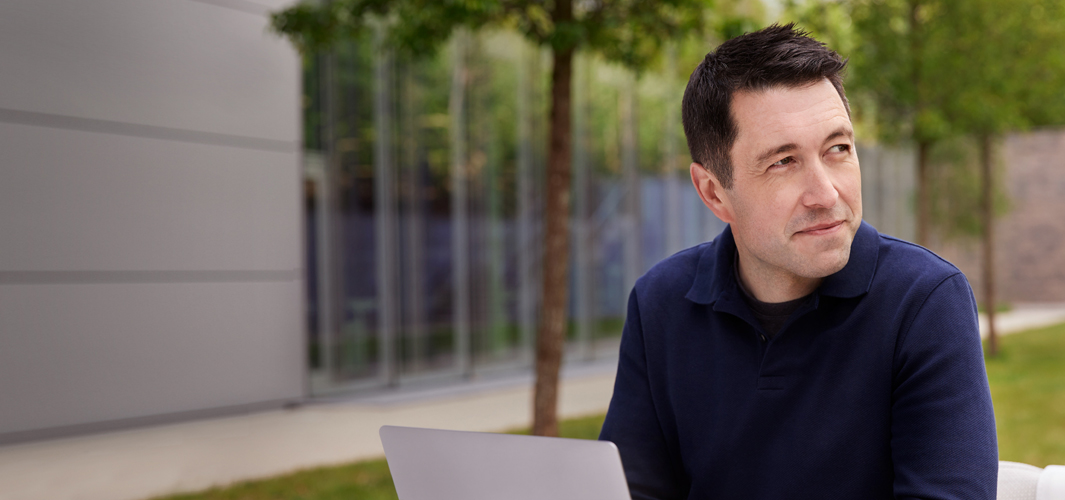 Rob sitzt draussen mit seinem Laptop.