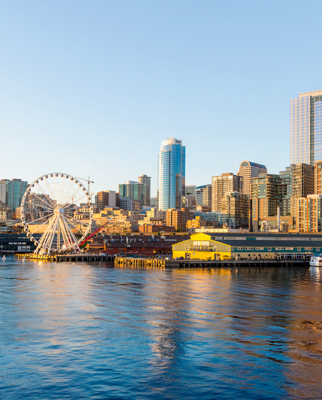 Widok przedstawiający nabrzeże Seattle i diabelski młyn.