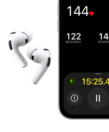 이어버드, 실리콘 팁, 마이크가 보이는 화이트 색상의 AirPods Pro 3와 화면에 ‘실외 달리기’ 운동 화면이 표시된 iPhone의 모습