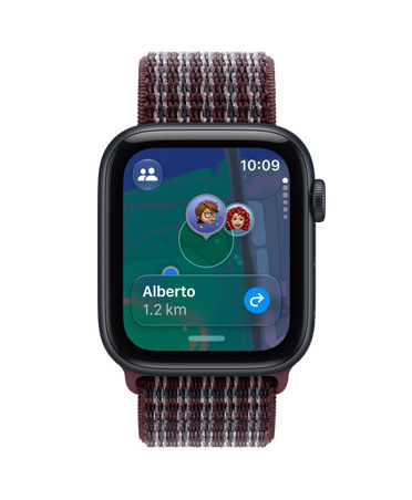 Apple Watch SE 3, caja de aluminio, color medianoche, la pantalla muestra la app Encontrar (Memojis sobre un fondo con un mapa), parte lateral derecha, Digital Crown, correa loop deportiva, color borgoña escocés