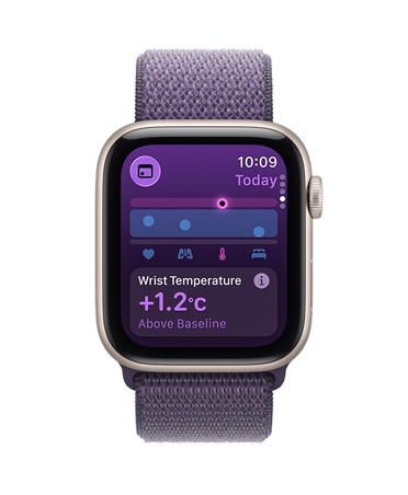 „Apple Watch SE 3“, aliuminio korpusas, žvaigždžių šviesos spalva, riešo temperatūros rodikliai, dešinės pusės išorė, „Digital Crown“, sportinė apyrankė, violetinės miglos spalva