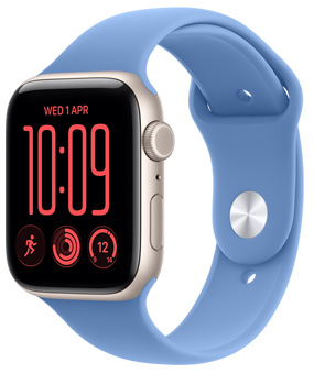 Apple Watch SE 3 z kopertą z aluminium w kolorze księżycowej poświaty, widoczny prawy bok urządzenia, pokrętło Digital Crown, mikrofon, przycisk boczny, pasek sportowy w kolorze piasku (jasnobeżowy), zapięcie z napą i szlufką w kolorze srebrnym