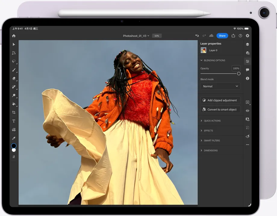 iPad Air 的機身正面外觀，頂端吸附著 Apple Pencil Pro，螢幕顯示 Adobe Photoshop，圖片編輯中
