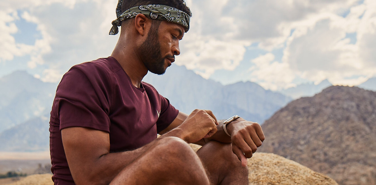 En man som kollar sin Apple Watch.