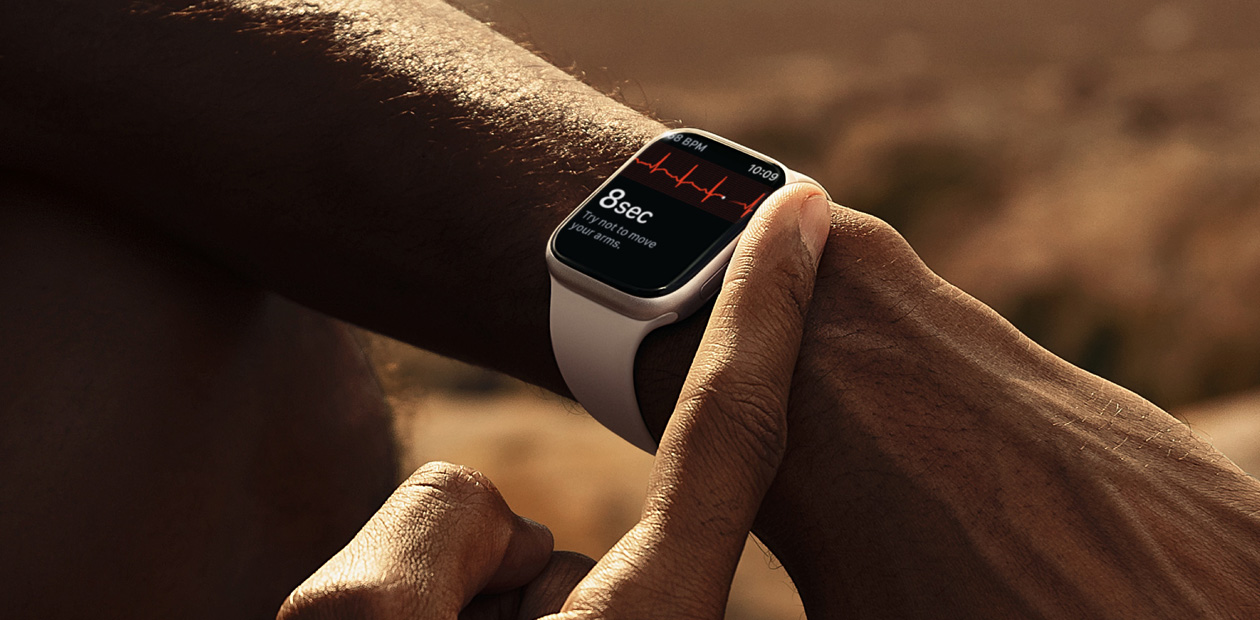 En person som tar ett EKG med EKG-appen på Apple Watch.