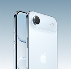 iPhone Air, nebeská modrá farba, zadná vonkajšia strana natočená do uhla, sústava kamery Fusion v plató navrchu, tlačidlo Ovládania kamery, predná a bočná vonkajšia strana, dizajn s displejom na celú plochu, akčné tlačidlo a tlačidlá hlasitosti