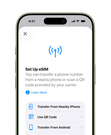 Pohľad spredu na iPhone 17, na ktorom je vidieť použitie funkcie Nastavenie mobilného programu na jednoduchý prenos telefónneho čísla s eSIM